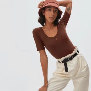 Everlane scoop neck keyhole tee